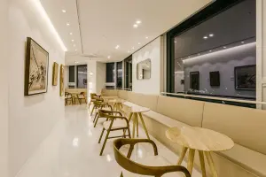 도심 야경과 전통 예술이 만나는 갤러리 라운지